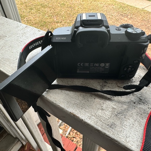 Canon EOS M50 - Picture 2 of 2